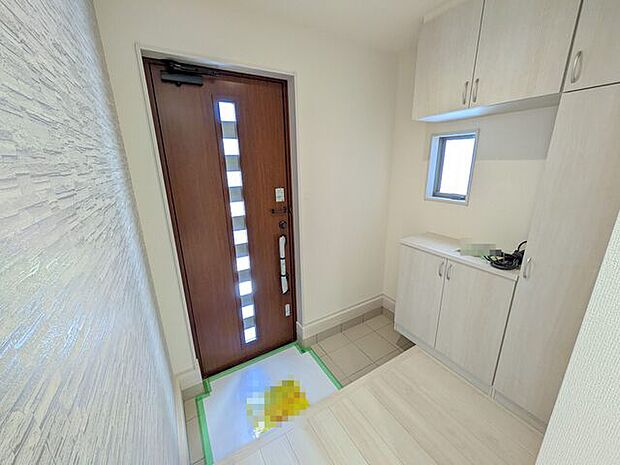 自然光の入る明るい玄関になっています