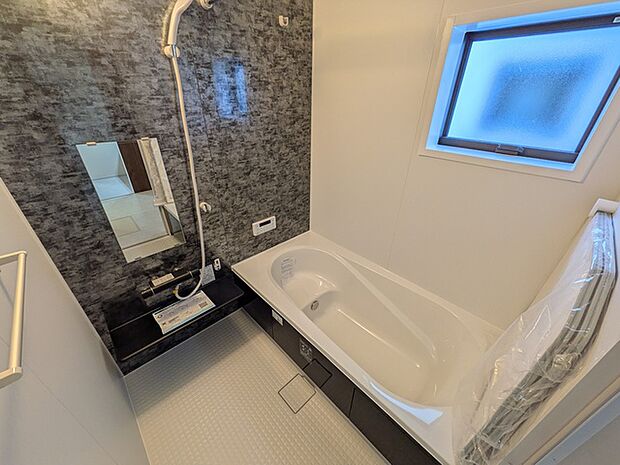 自然乾燥可能な窓のある浴室