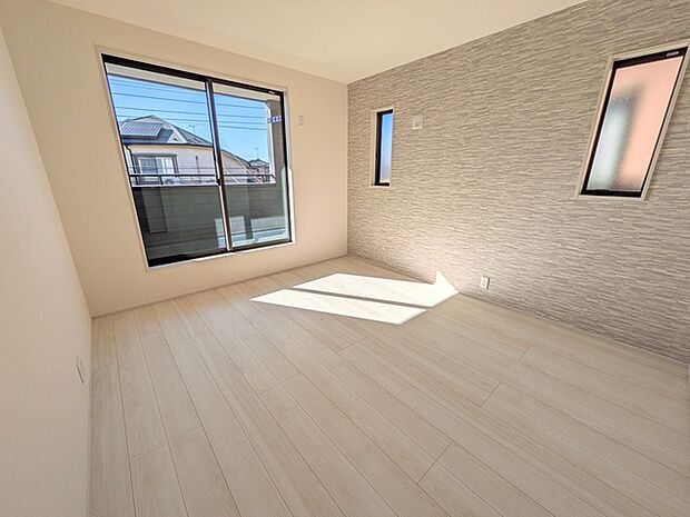 バルコニーに出られる約7.7帖洋室