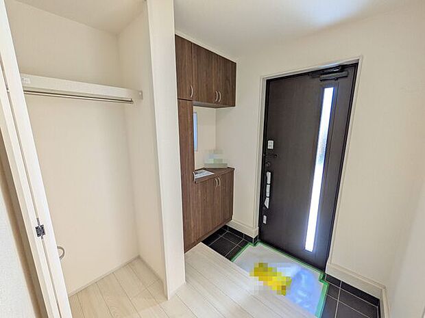 玄関クローゼット。室内に持ち込みたくない衣類等の収納に便利です