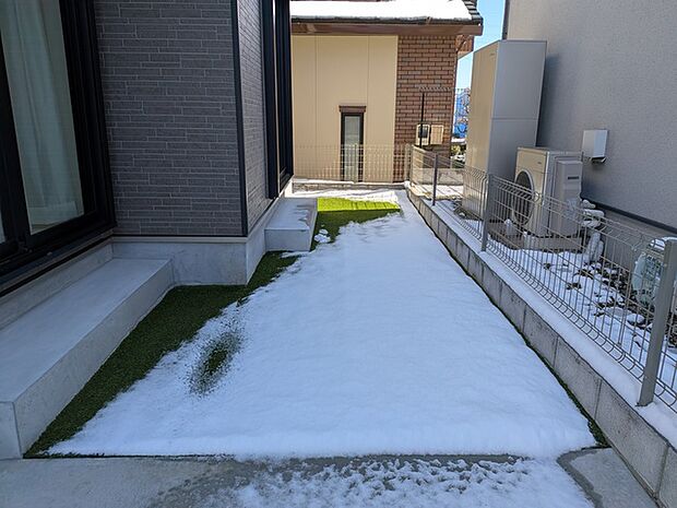 リビングからお庭に出られます