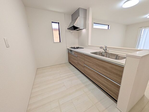 リビングの様子を見ながら楽しく作業できる対面式キッチン