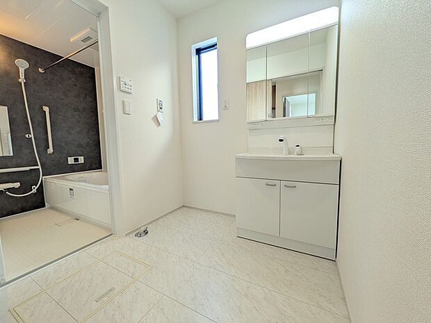 浴室へのつまづきを防ぐバリアフリーになっています