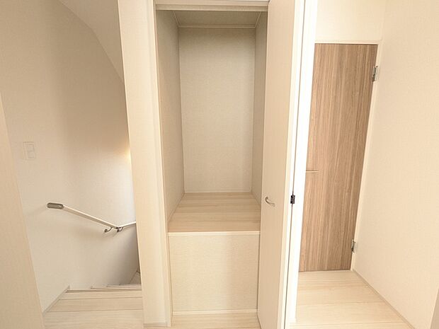 ストッカーにも使える2階廊下収納