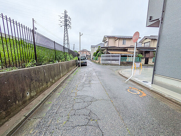 前面道路幅は南・東どちらも約4.5ｍ。ゆとりのある幅員で、車の出し入れもスムーズです