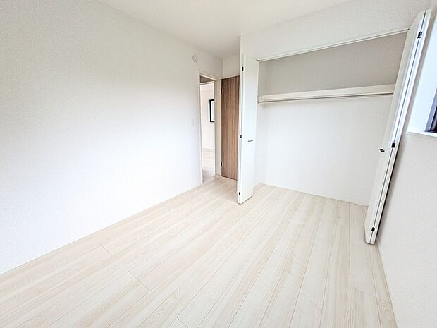 全居室収納につき必要に応じて荷物を仕分けて収納。室内スッキリお使いいただけます