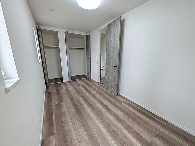 約6.2帖洋室は仕分けて収納しやすい2クローゼット