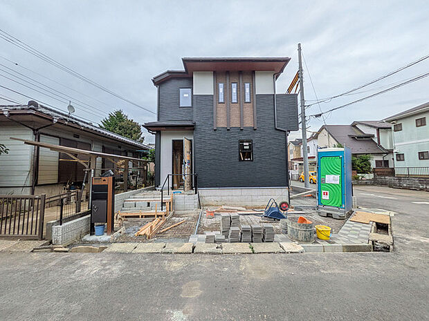 第一種低層専用地域内の閑静な住宅地に立地
