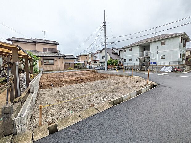 第一種低層専用地域内の閑静な住宅地に立地