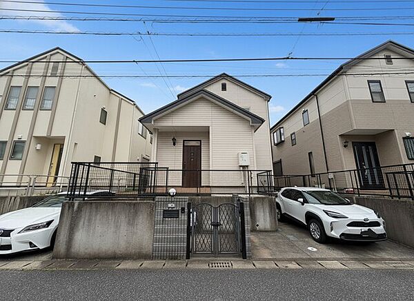 前面道路幅員約7m。車の出入りも容易です