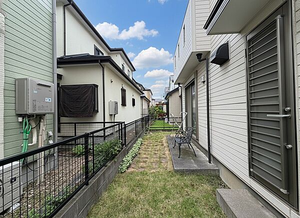 ガーデニングも楽しめるお庭。便利な勝手口もございます