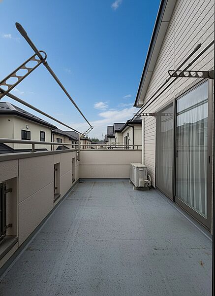 お洗濯物もしっかり乾くゆとりの広さのバルコニ