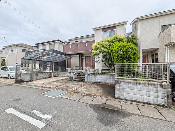 前面道路幅は6ｍ。車庫への出入りも容易です