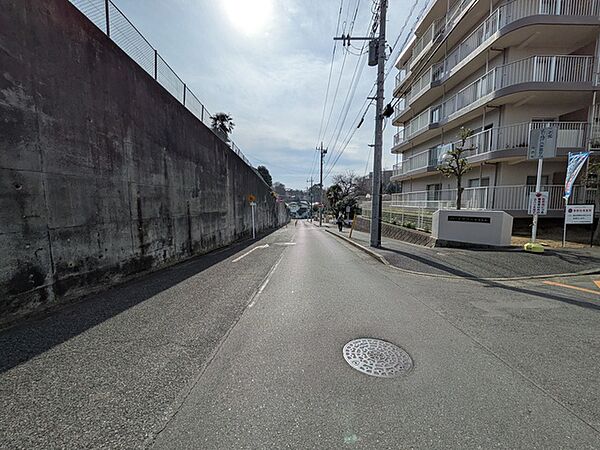 スーパーや公園が近く、ファミリー世帯にも優しい住環境が整っています