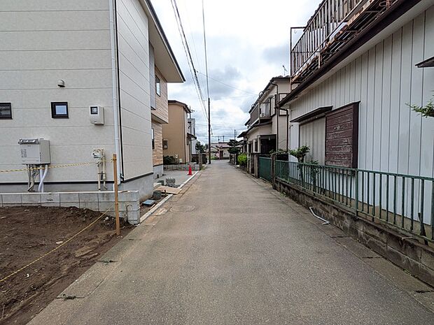 小学校へは徒歩5分　徒歩圏内にスーパー・コンビニあり　