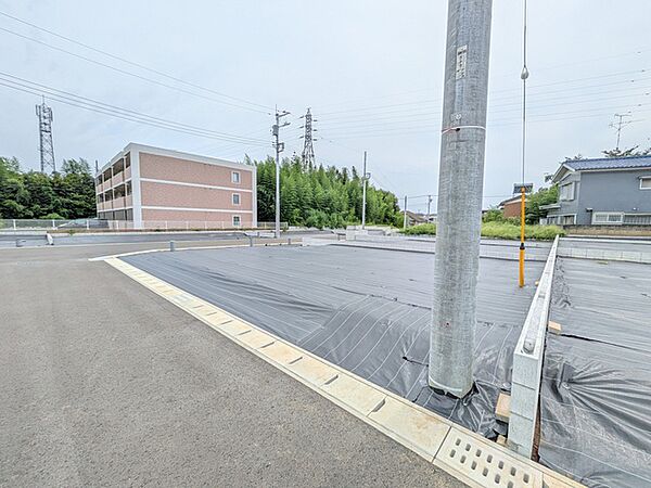 日当たりや通風も確保できる前面道路6ｍは見通しも良く、ご家族みんなが安心して暮らせる街並み