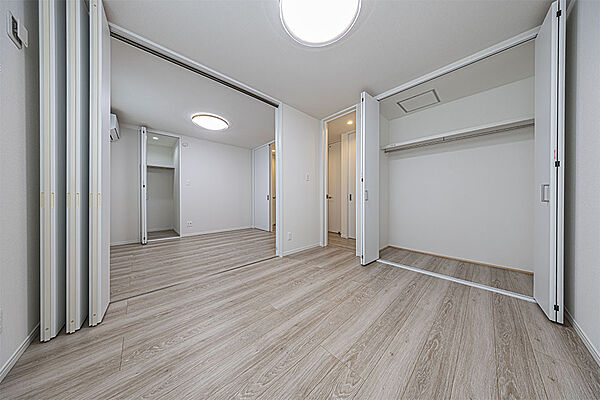 【建物プラン例/洋室】衣類をまとめて収納できる、大容量のクローゼットを備えた洋室。扉を開けることで、隣接している部屋との空間をゆるやかにつなげて使えます。