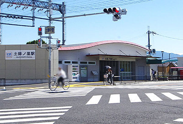 【近鉄南大阪線「土師ノ里」駅】徒歩10分(約800m)。大阪阿部野橋方面、河内長野・橿原神宮前へアクセスできます。準急・普通列車が停車し、通勤・通学の利便性に優れています。