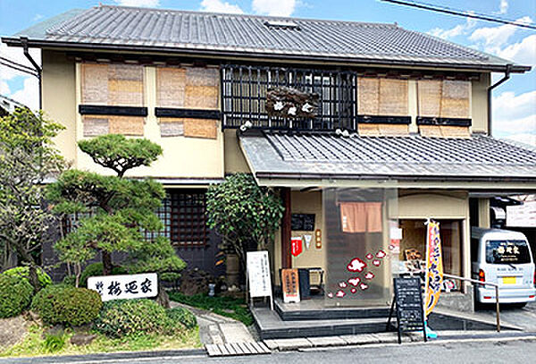 【料亭 梅廼家】徒歩12分(約960m)。営業時間は11:00～22:00。定休日は月曜日・火曜日(定休日が祝日の場合は営業)。季節の食材を使用した和食を楽しめる日本料理店です。