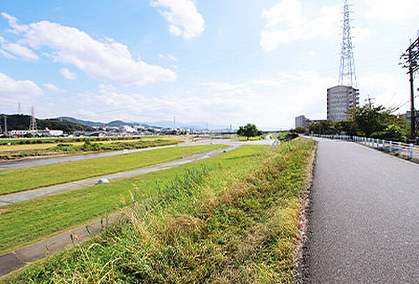 【石川河川公園 星の広場】徒歩10分(約800m)。石川沿いの豊かな自然を活かした開放的な広域河川公園です。