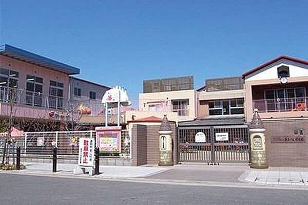 【長吉六反保育園】徒歩5分(約400m)。定員120名、0歳児～5歳児までが受け入れ対象の保育園です。リトミック指導・体育指導・文字の指導・ECC英語遊びなどが行われています。