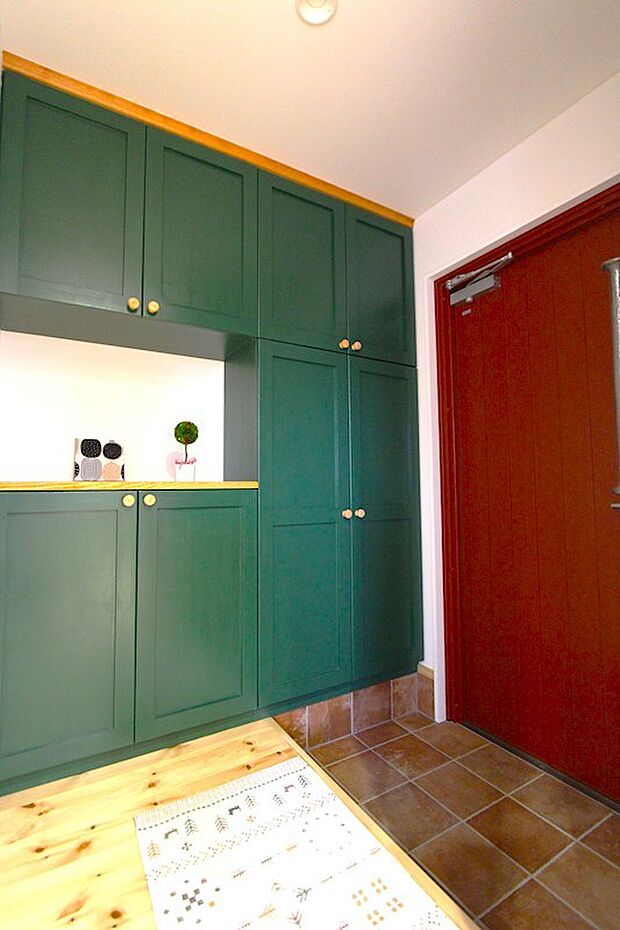 玄関には、大容量のシューズクロークを完備。玄関がいつでも整った印象に。吊り棚スペースには季節の雑貨を置いて、ちょっとした“お出迎えの演出“も楽しめます。