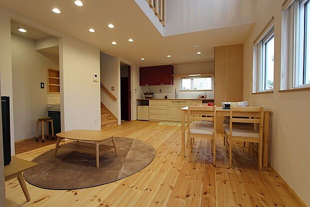 南向きのい大きな窓から光がたっぷり差し込む、12帖の明るく開放的なリビング。日中は自然光だけで心地よく過ごせる、あたたかな空間。床にはレッドパイン無垢材を採用し、素足でもやさしいぬくもりを感じられます