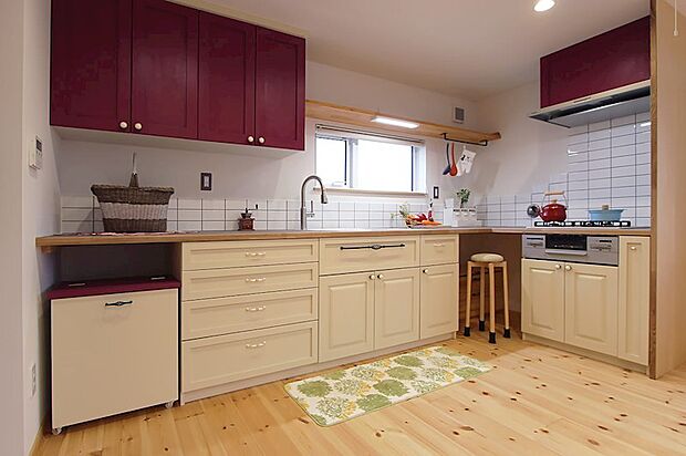 落ち着いたアイボリーのキャビネットに、深みのあるボルドーの吊戸棚が映える、上質であたたかなキッチン空間。職人仕上げのオリジナルキッチンは、使うほどに味わいが増し、暮らしに彩りを添えてくれます。