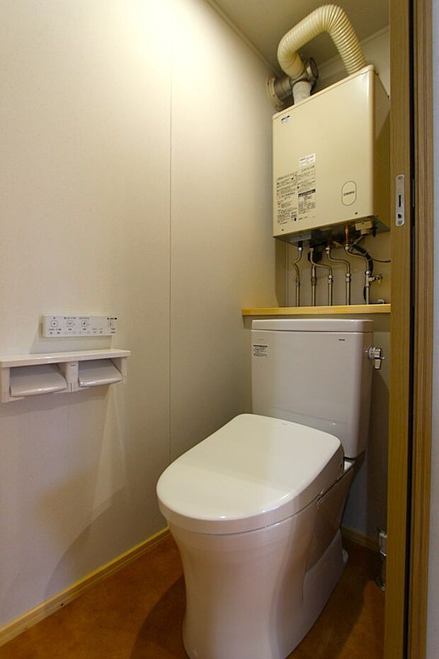 「トイレの上についているの、何だろう？」と驚かれるかもしれません。実はこれ、給湯ボイラーなんです。ここに設置することで、メンテナンスもラクに。他にはない“emoie“の工夫です。