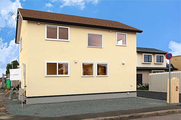 やわらかな光をたっぷりと取り込む明るい2階建ての住まい。深みのあるこげ茶の屋根と、クリーム色の外観が織りなすコントラストは、落ち着きとやさしさを感じさせる上品な佇まいです。