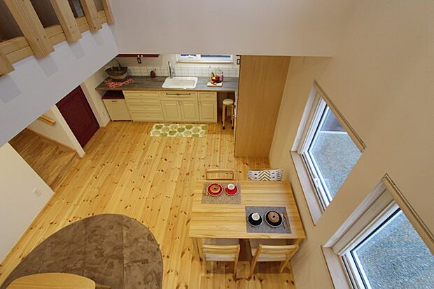 2階の多目的室からは、1階のリビングがやさしく見渡せる吹き抜け設計。空間がゆるやかにつながり、家族の気配を感じながら過ごせます。1階のあたたかさも自然と上にのぼるから、冬でもぬくもりが広がります。