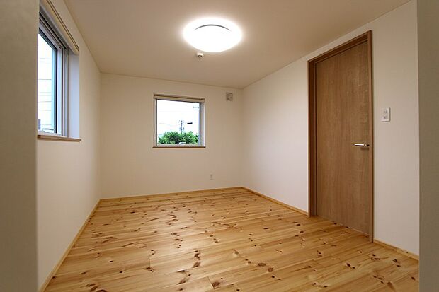 東向きの窓から朝日が差し込む明るく爽やかな6畳の洋室。大容量のウォークインクローゼットも備えているから、衣類や小物がしっかり収まり、部屋はいつもすっきり。寝室にも、ワークスペースにも使いやすい一室です