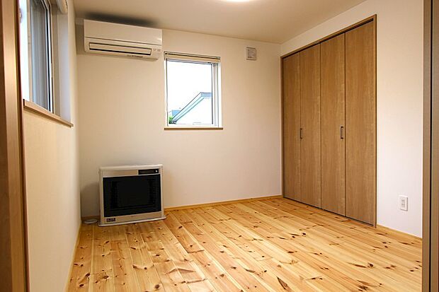 リビングとゆるやかにつながる1階の洋室は、床に段差がないフラット設計。4.5帖の落ち着いた空間は、客間やワークスペースとしてはもちろん、将来の寝室にもぴったり。使いやすい収納もしっかり備えています。