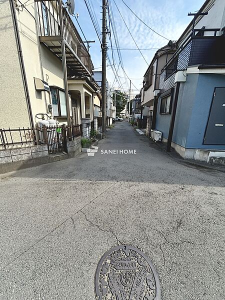 周辺は車通りの少ない落ち着いた環境です。