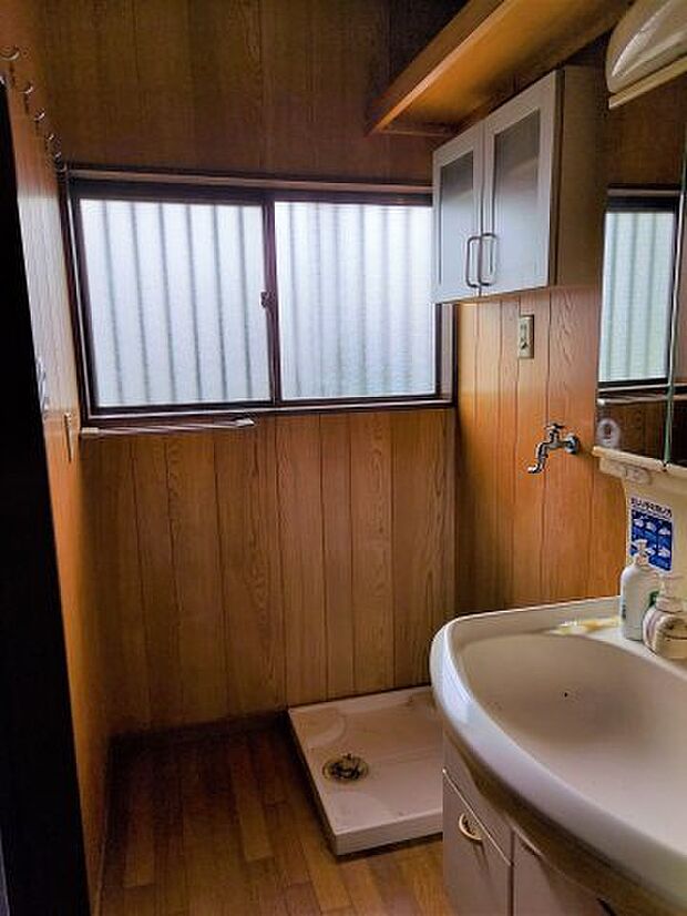 洗面所には窓もあり、換気ができます。
