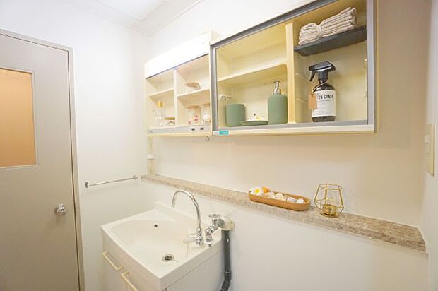 小物が増えがちな洗面室には収納スペースあり。