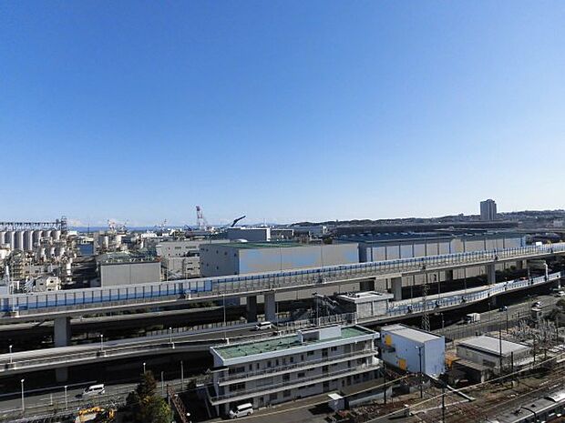 目の前には首都高速と磯子工業地帯が見える13階からの眺望です。