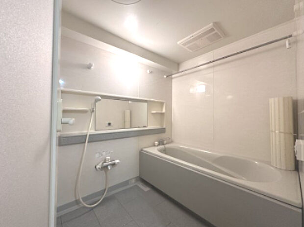 1620サイズの広々とした浴室スペース。一日の疲れを癒してくれるリラックススペースです。