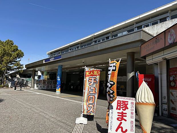 金沢シーサイドライン「八景島駅」まで徒歩3分。金沢文庫駅へバス便もあり最寄りバス停「八景島駅歩道橋」まで徒歩1分。