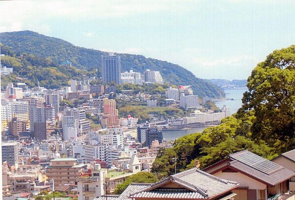 バルコニーより熱海市街、海望む