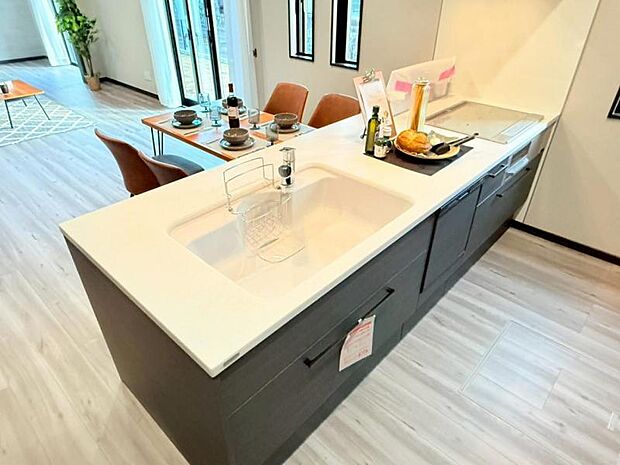 ご家族の様子を見ながらお料理できるオープンキッチン