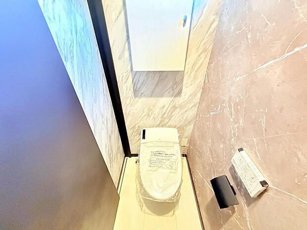 狭い空間もスタイリッシュに見せてくれるタンクレストイレ