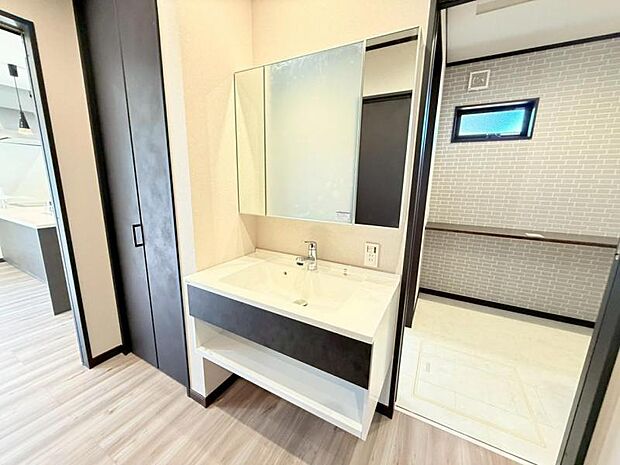 ワイドな鏡で身支度ラクラク！すぐ隣にはリネン用品の保管に便利な収納つきです