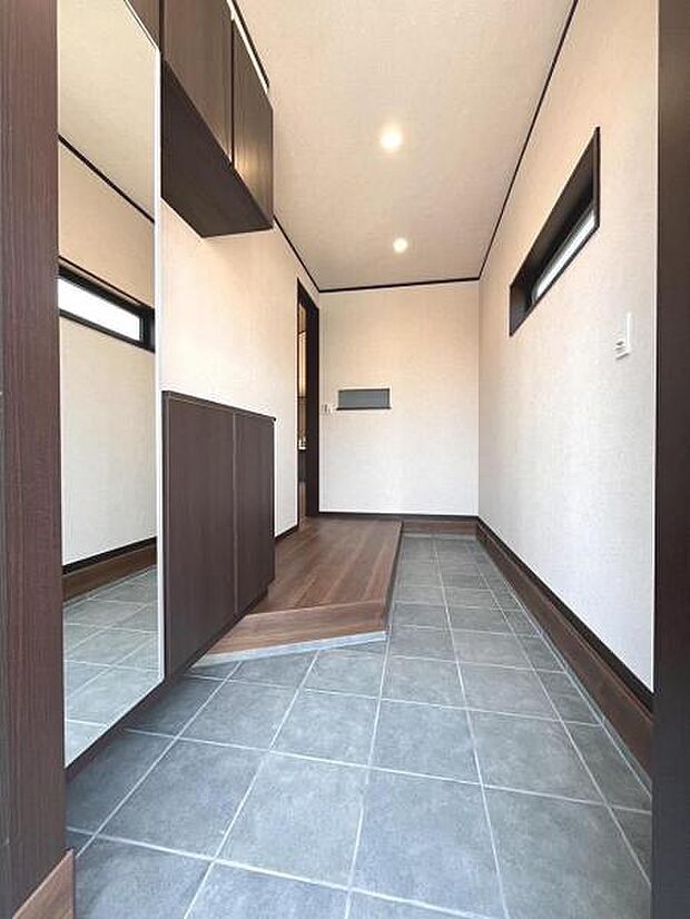 ご家族やゲストをお迎えする広々玄関スペース