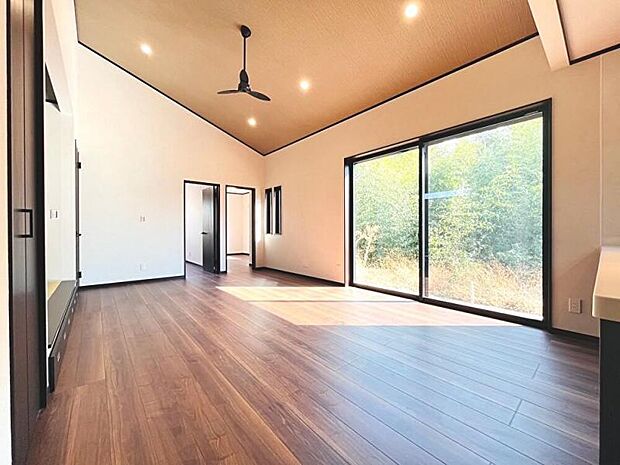 たっぷりの陽光と心地よい風が舞い込む18帖LDK