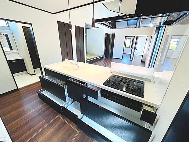 お気に入りの調理器具や食器類もたっぷり収納できます