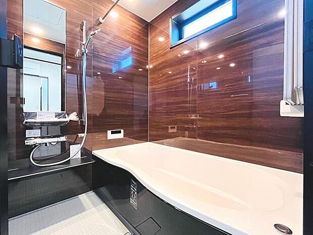 足を伸ばしでゆっくりリラックスできるバスルーム