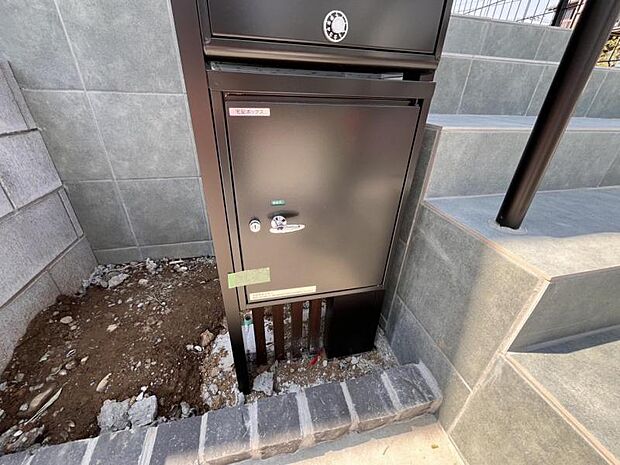 時間を気にせず荷物が受け取れる宅配ボックス付き