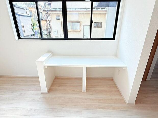 リビング内のカウンターは在宅ワークや家事スペース、お子さまの勉強タイムなどフレキシブルに使えます