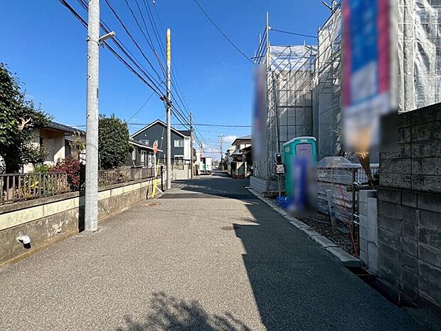 車通りは少なく、とても静かな住環境です〇